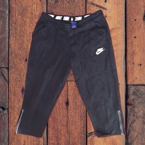 Nike Women's Black Cropped Sweatpants